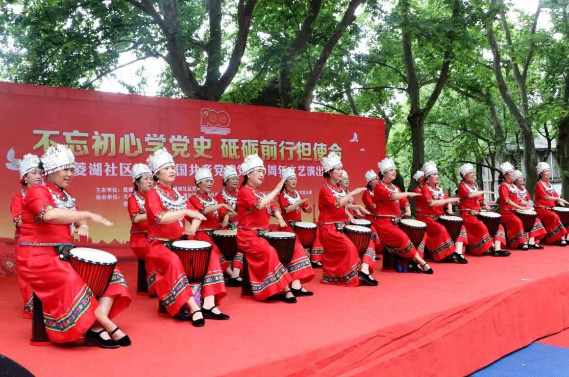 男子精神恍惚高楼撒钱,真土豪还是真的蠢?-专业问答平台,解决你的疑惑!